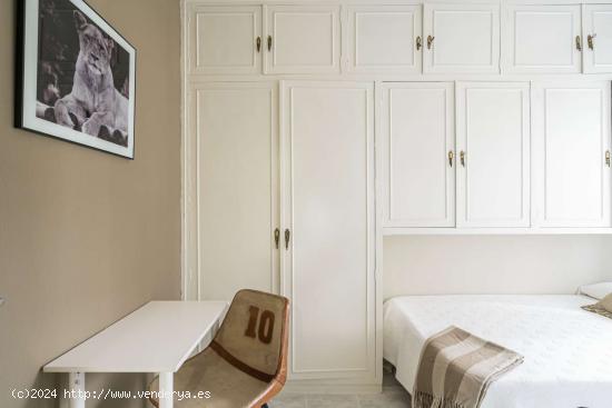  Elegante habitación en piso de 4 dormitorios en Nueva España - MADRID 
