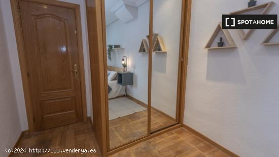Amplia habitación con escritorio en un apartamento de 6 habitaciones, Moncloa - MADRID