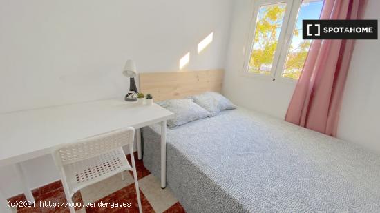 Habitación luminosa con cama de matrimonio, TV y wifi incluidos - SEVILLA