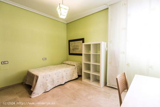  Se alquila habitación en piso de 4 habitaciones en Sevilla - SEVILLA 