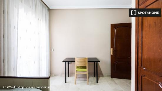 Se alquila habitación en piso de 4 habitaciones en Sevilla - SEVILLA