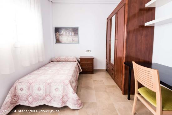  Se alquila habitación en piso de 4 habitaciones en Sevilla - SEVILLA 