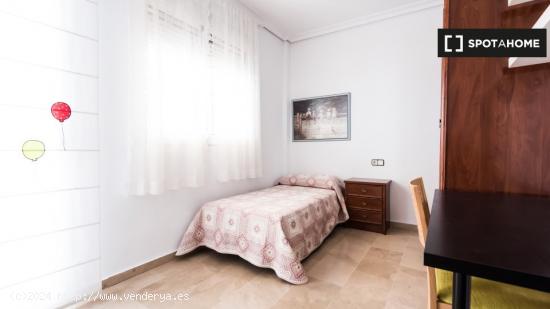 Se alquila habitación en piso de 4 habitaciones en Sevilla - SEVILLA