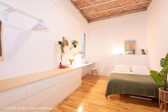  Se alquila habitación en piso de 8 habitaciones en Villa de Gracia - BARCELONA 