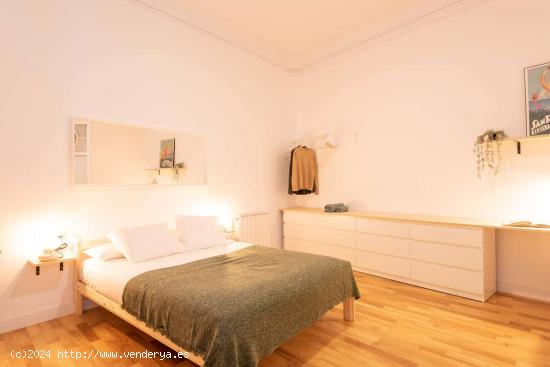 Se alquila habitación con baño en piso de 8 dormitorios en Villa de Gracia - BARCELONA 