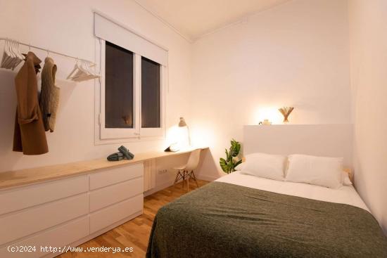  Se alquila habitación en piso de 8 habitaciones en Villa de Gracia - BARCELONA 