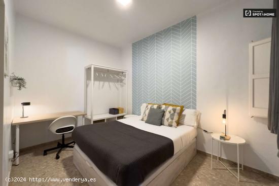  Se alquila habitación en casa de 8 habitaciones en Collblanc, Barcelona - BARCELONA 