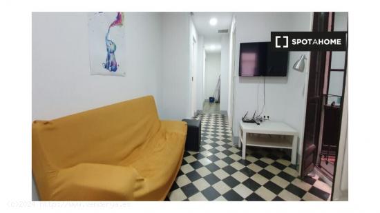 ¡OFERTA DE TIEMPO LIMITADO! Habitación en piso de 6 habitaciones en el Centro de Granada - GRANADA