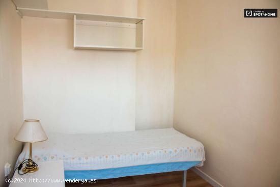  Se alquila habitación amueblada en un apartamento de 3 dormitorios en Poblenou - BARCELONA 