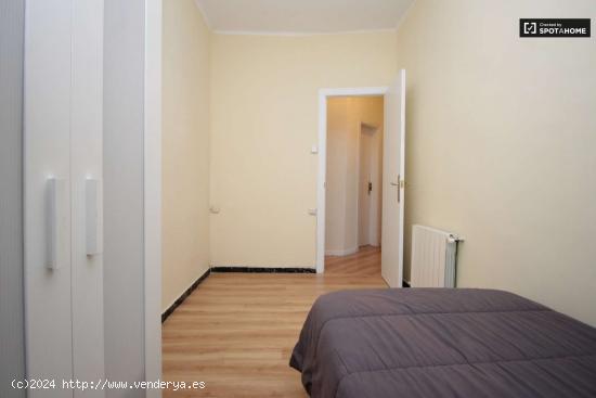  Habitación bien amueblada en alquiler en un apartamento de 3 dormitorios en Poblenou - BARCELONA 