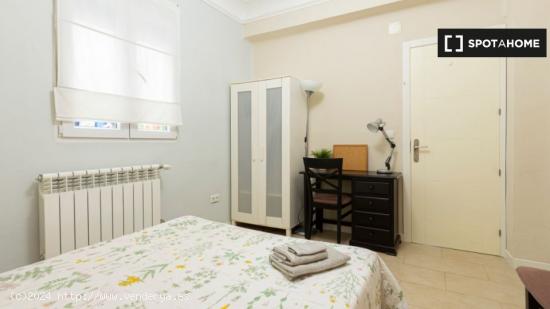 Habitación decorada con armario independiente en el departamento compartido, Prosperidad - MADRID