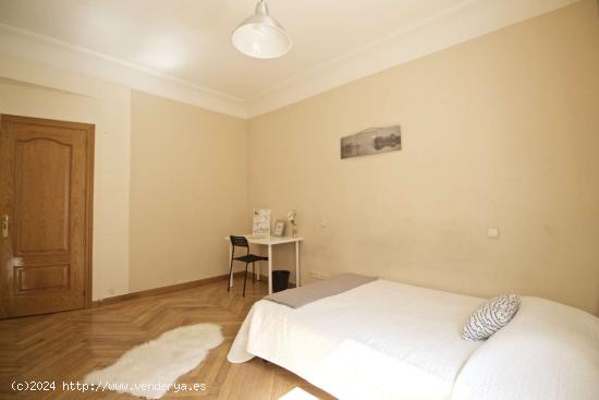  ¡Habitaciones en alquiler en un apartamento de 6 habitaciones en Madrid! - MADRID 