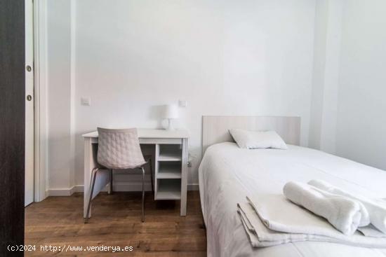  ¡Habitaciones en alquiler en un apartamento de 4 habitaciones en Madrid! - MADRID 