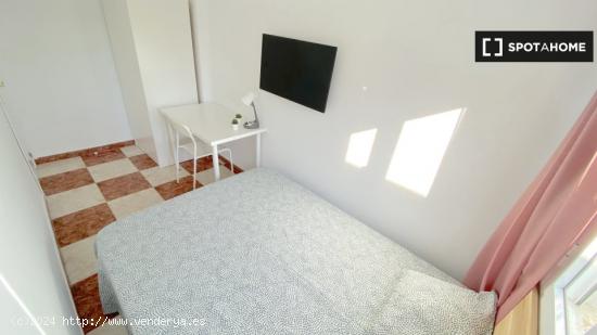 Habitación luminosa con cama de matrimonio, TV y wifi incluidos - SEVILLA