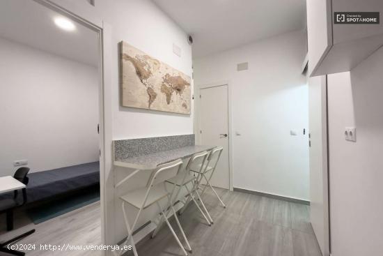  Habitación en apartamento de 3 habitaciones en el centro de Barcelona Ubicación - BARCELONA 