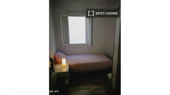 Se alquila habitación en apartamento de 4 dormitorios en Lavapiés, Madrid - MADRID