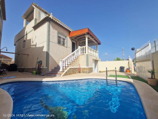  Villa de 2 plantas con garaje, jardín y piscina privada cerca de Villamartin - ALICANTE 