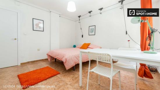Acogedora habitación con estantería en piso compartido, Eixample - VALENCIA