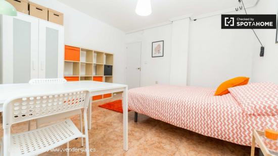 Acogedora habitación con estantería en piso compartido, Eixample - VALENCIA