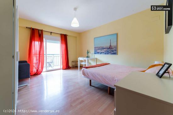  Acogedora habitación con balcón en un apartamento de 3 dormitorios, Jesús - VALENCIA 