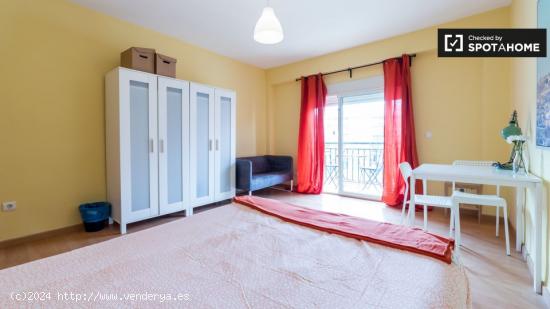 Acogedora habitación con balcón en un apartamento de 3 dormitorios, Jesús - VALENCIA
