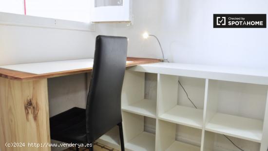Habitación amueblada con escritorio en piso compartido, Eixample - BARCELONA