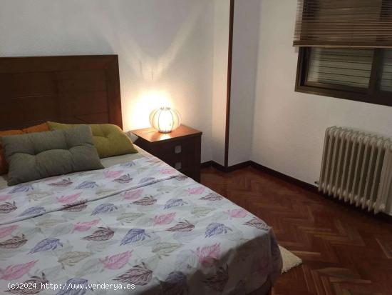  Se alquila habitación en piso de 4 habitaciones en Rosas, Madrid - MADRID 
