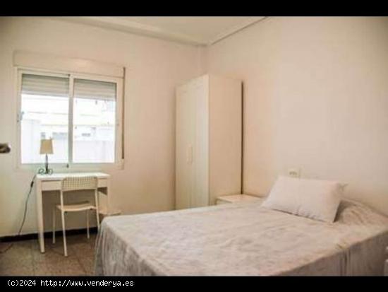  Se alquilan habitaciones en piso de 4 habitaciones en Ciutat Universitaria - VALENCIA 