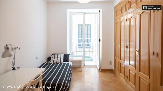  Habitación luminosa con llave independiente en apartamento de 7 dormitorios, Lavapiés - MADRID 