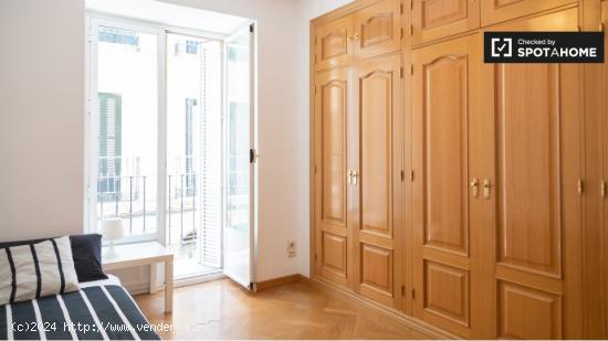 Habitación luminosa con llave independiente en apartamento de 7 dormitorios, Lavapiés - MADRID