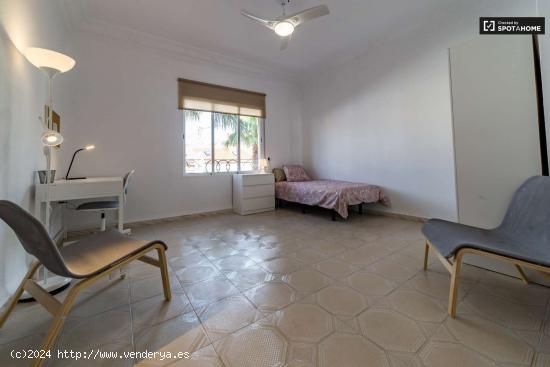  Habitación enorme en un apartamento de 4 dormitorios en Camins al Grau, Valencia - VALENCIA 