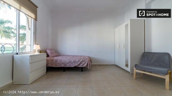 Habitación enorme en un apartamento de 4 dormitorios en Camins al Grau, Valencia - VALENCIA