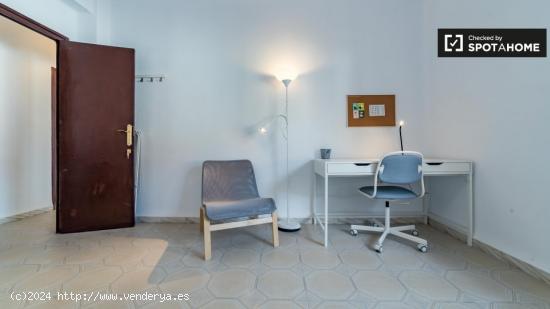 Habitación enorme en un apartamento de 4 dormitorios en Camins al Grau, Valencia - VALENCIA