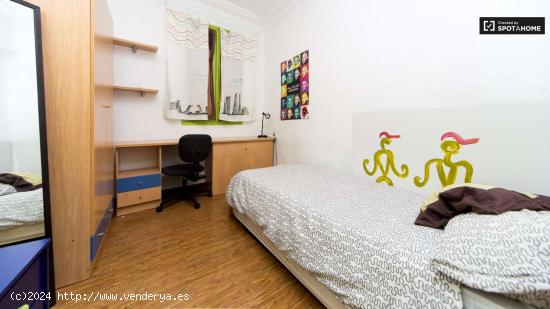  Buena habitación con cómoda en un apartamento de 6 habitaciones, Latina - MADRID 