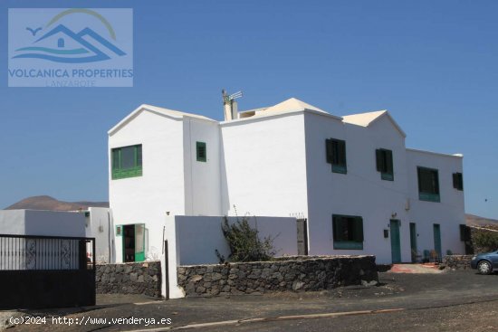 Casa tradicional con un apartamento de 2 dormitorios y vistas al mar en Tías - Tías