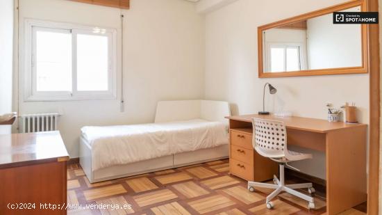  Se alquilan habitaciones en apartamento de 3 dormitorios en Madrid - MADRID 