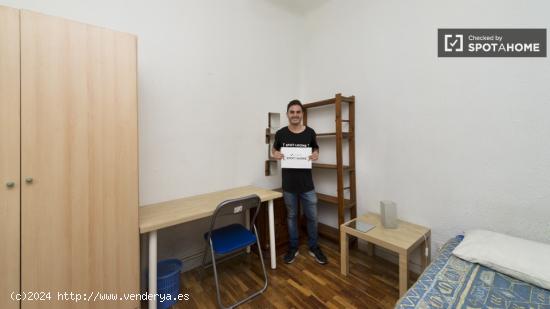Habitación acogedora con escritorio en piso compartido, Malasaña - MADRID