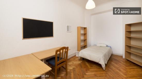 Habitación acogedora con escritorio en piso compartido, Malasaña - MADRID