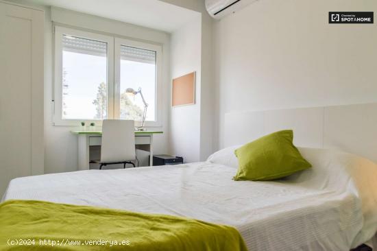  Se alquila habitación en apartamento de 5 dormitorios en Burjassot - VALENCIA 