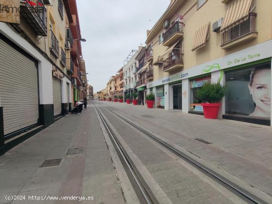 LOCAL COMERCIAL EN ESQUINA JUNTO AL METRO EN REAL DE ARMILLA - GRANADA