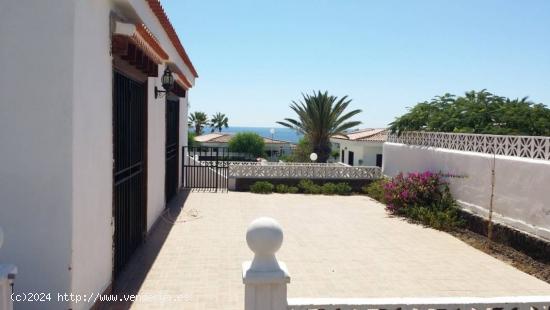 Costa Arona Villa 400 m2 construidos  con 330m2  de terraza y jardín cerca del mar - SANTA CRUZ DE 