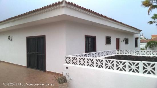 Costa Arona Villa 400 m2 construidos  con 330m2  de terraza y jardín cerca del mar - SANTA CRUZ DE 