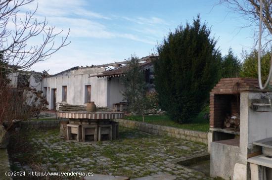 Casa y cuadras para restaurar en Finca de 114.919 m2 - CANTABRIA