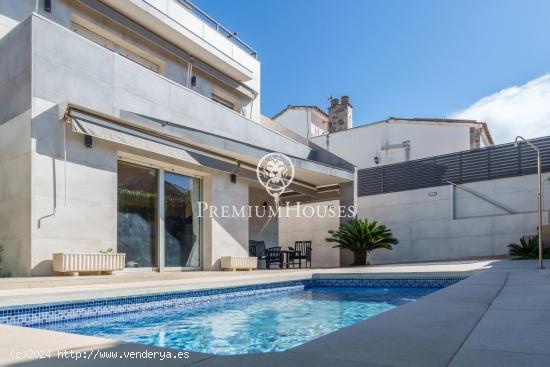  Casa moderna independiente con piscina en La Collada - BARCELONA 