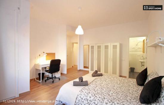  Gran habitación con aire acondicionado en un apartamento de 3 dormitorios, Poblenou - BARCELONA 