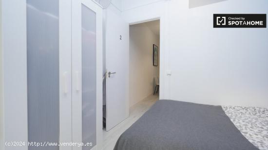 Habitación luminosa en apartamento de 5 dormitorios, Sant Martí - BARCELONA