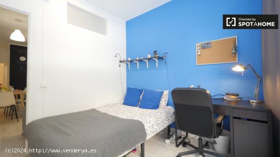 Habitación luminosa en apartamento de 5 dormitorios, Sant Martí - BARCELONA