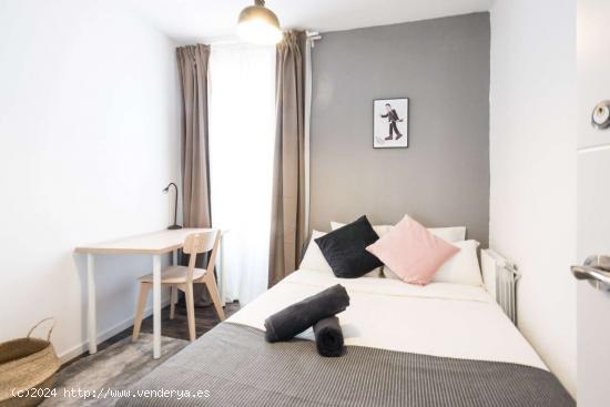  Se alquila habitación en piso de 9 habitaciones en el centro de Madrid - MADRID 