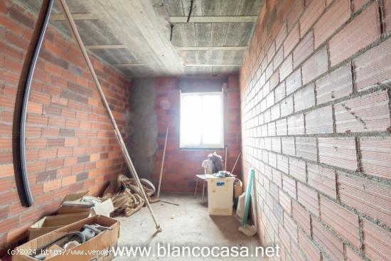 PISO EN CONSTRUCCIÓN TRES DORMITORIOS Y DOS BAÑOS PARA REFORMAR - A CORUÑA