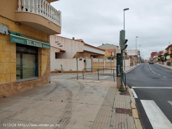 SE VENDE,  estupenda plaza de garaje y trastero, en un edificio nuevo , donde la entrada es muy buen